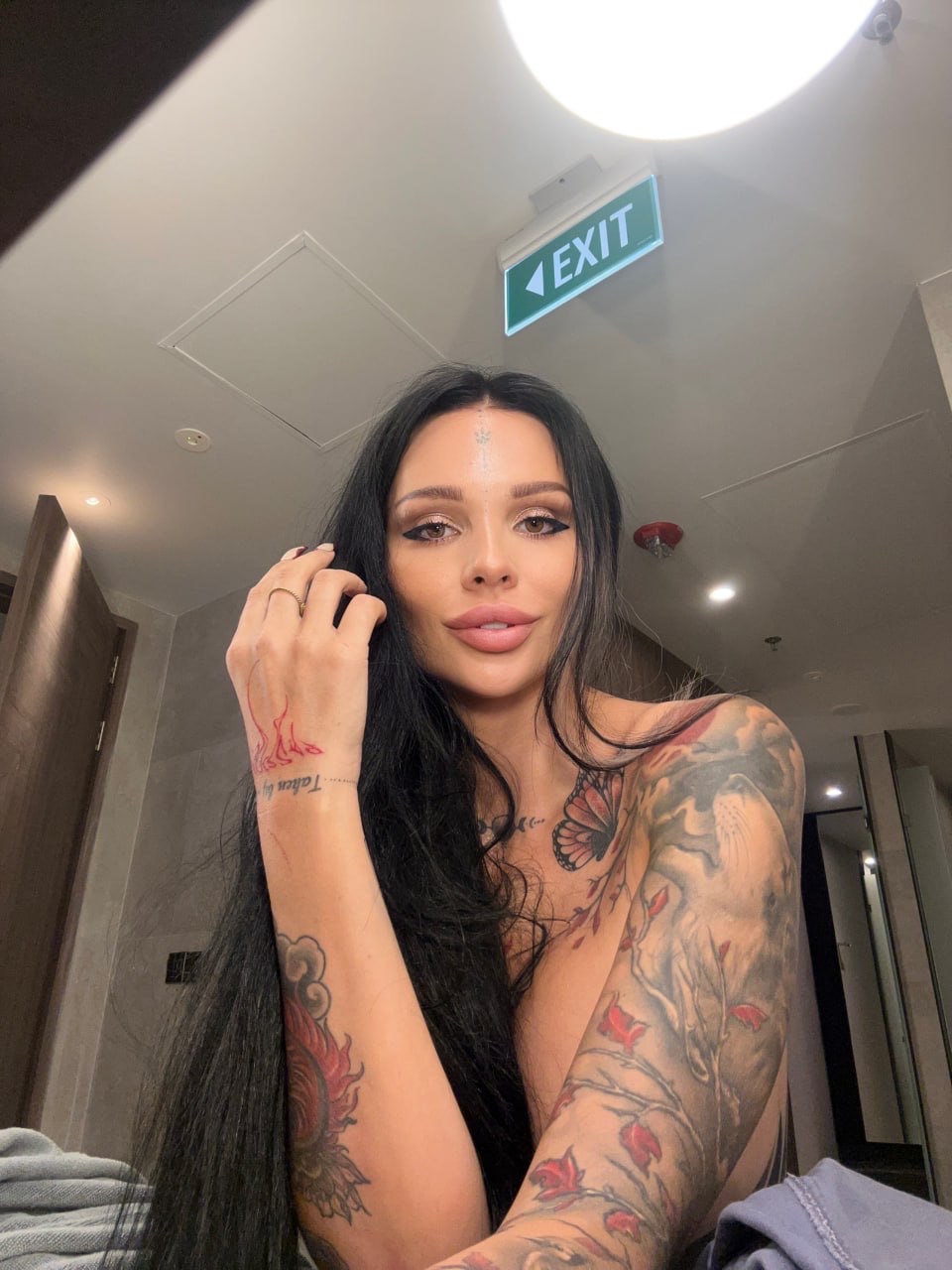 Inked OnlyFans model Sunny Free unveils her big tits and ass in a solo  